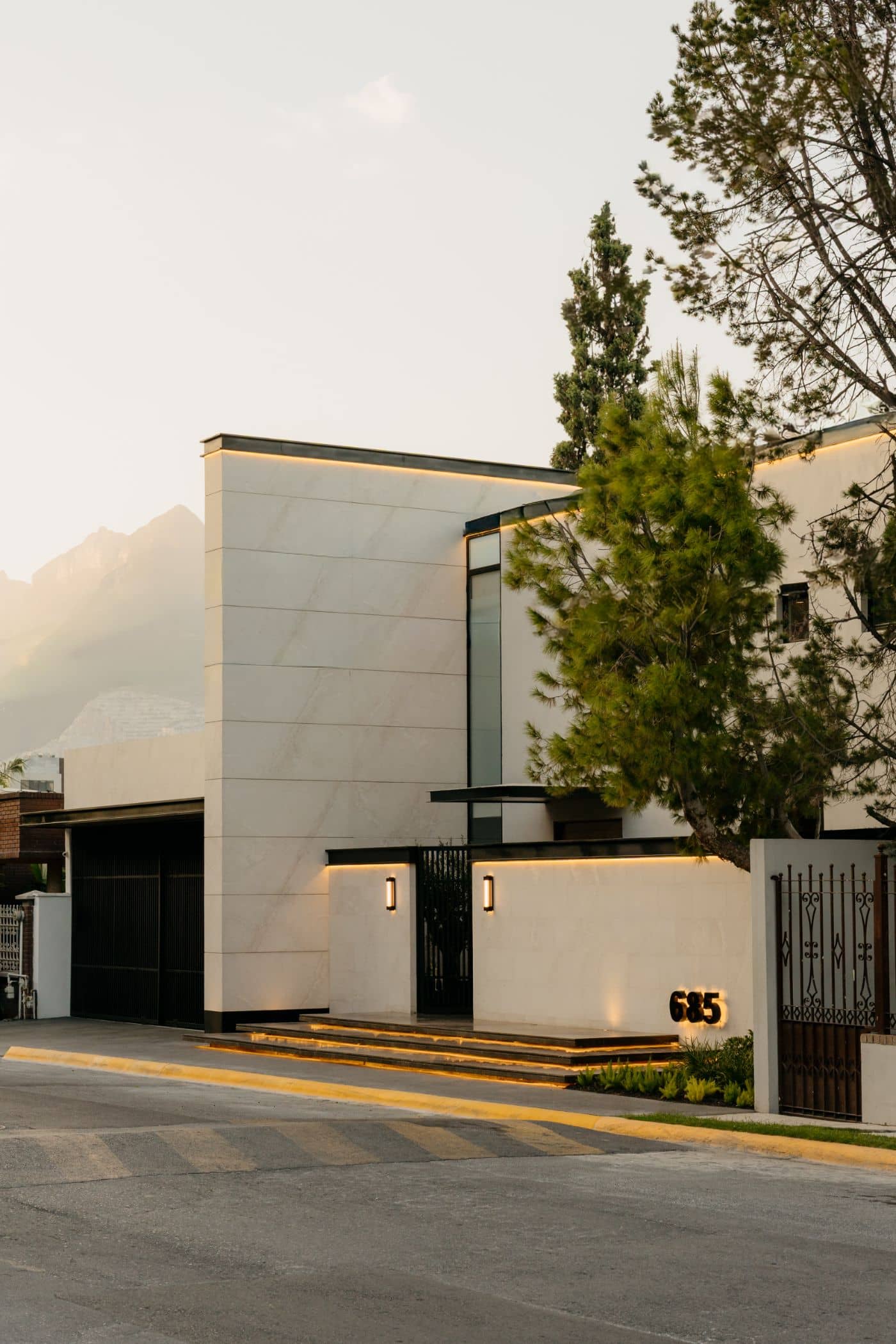 Fachada al atardecer con montaña de fondo