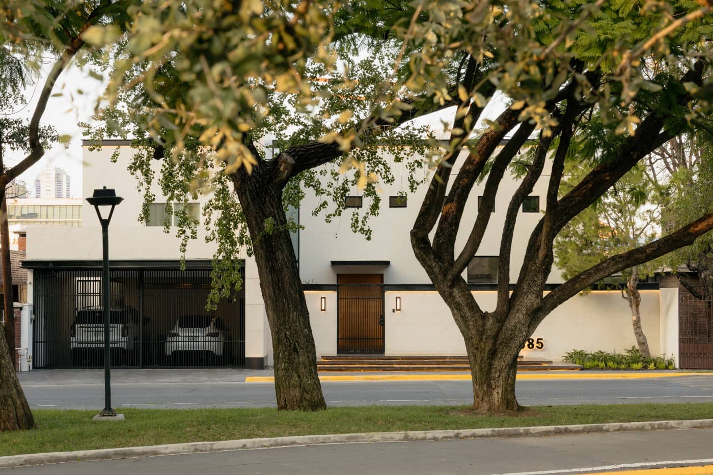 Vista de calle entre árboles hacia cochera