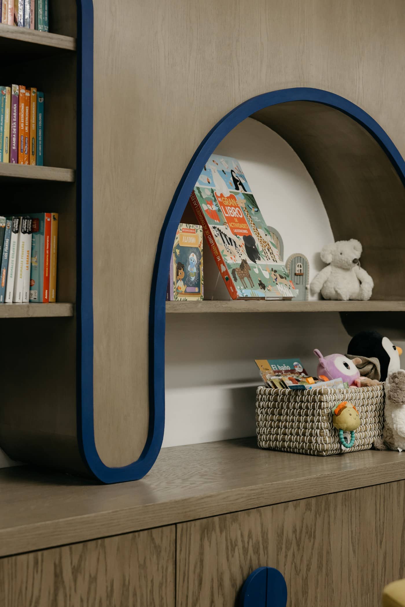 Librero infantil con vano arqueado azul