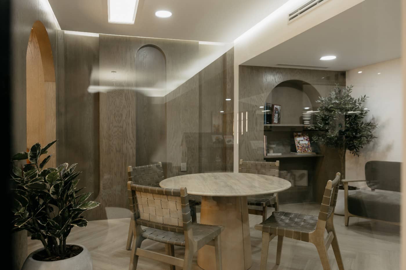 Comedor con mesa de mármol y sillas de fibra