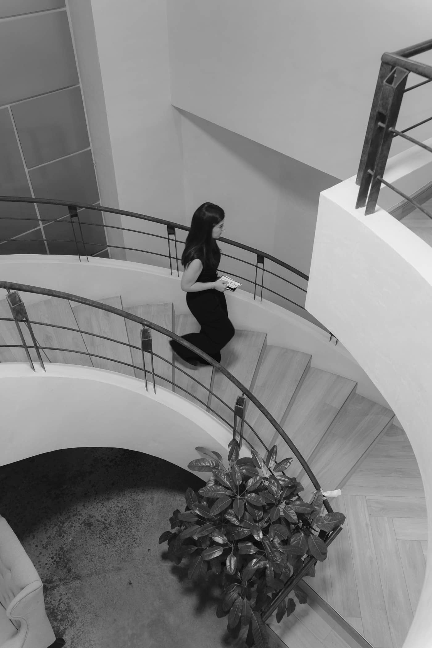 Mujer bajando escalera de caracol