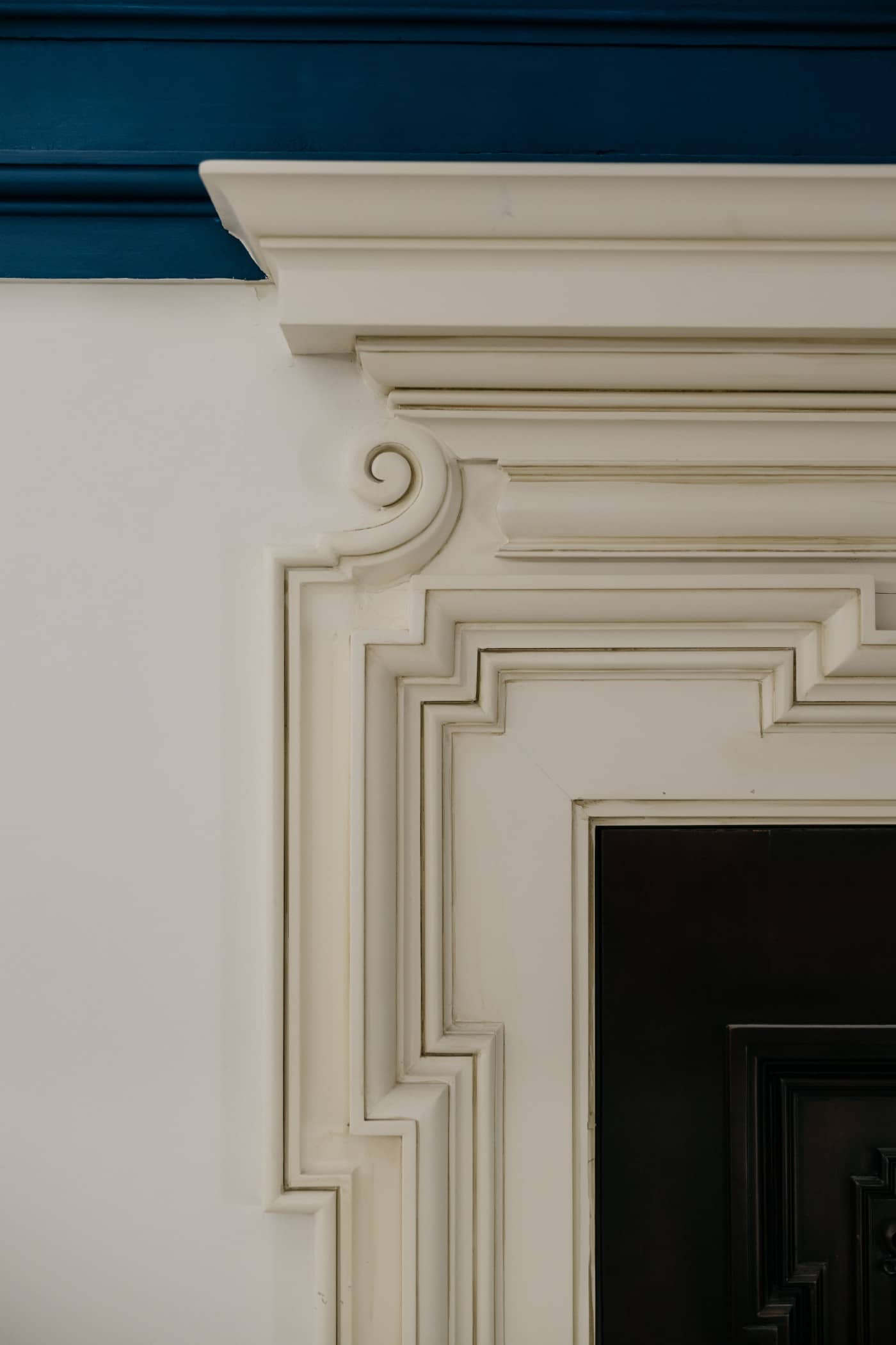 Detalle de moldura y marco de puerta azul marino