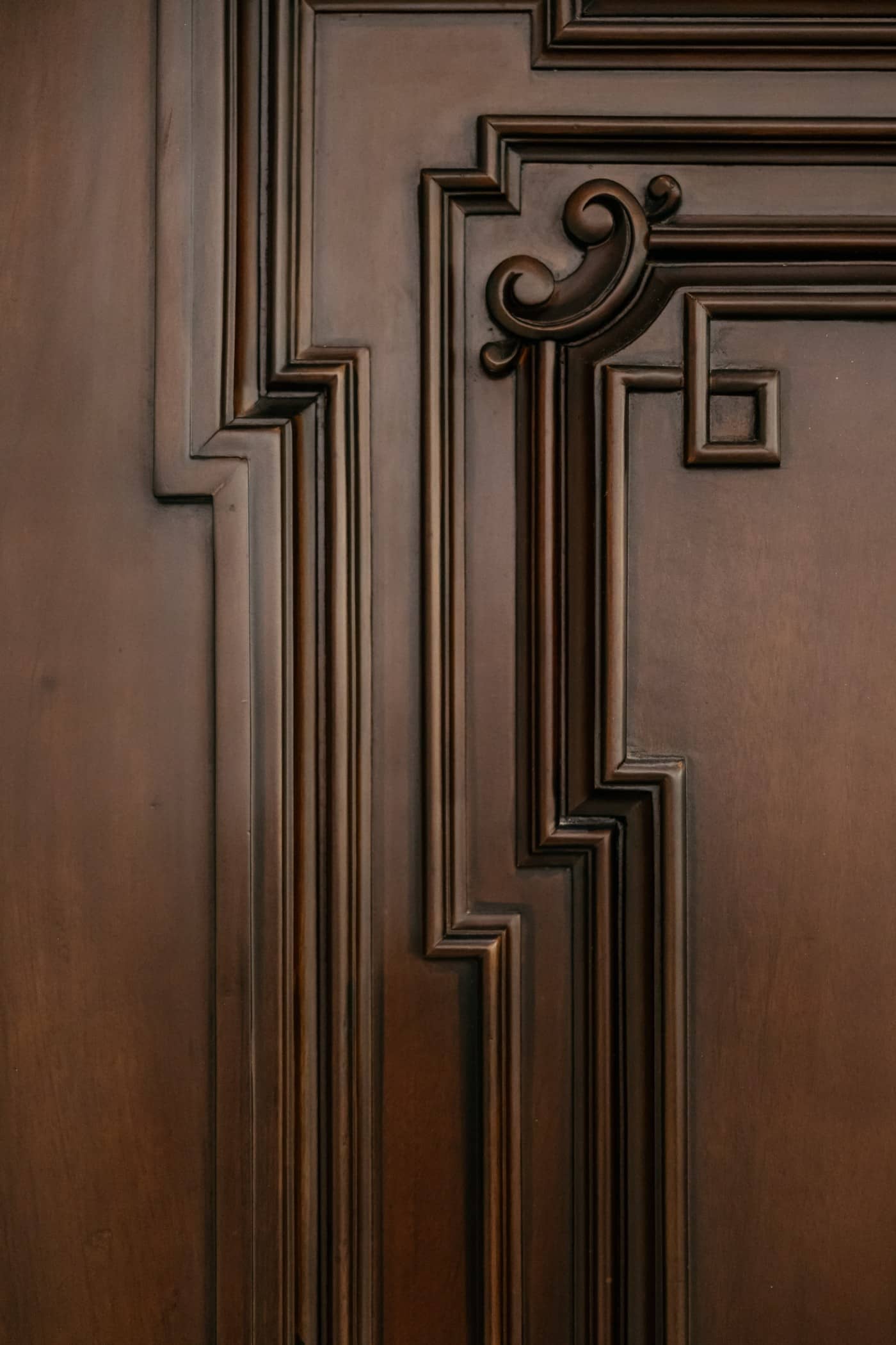 Detalle de moldura de madera oscura