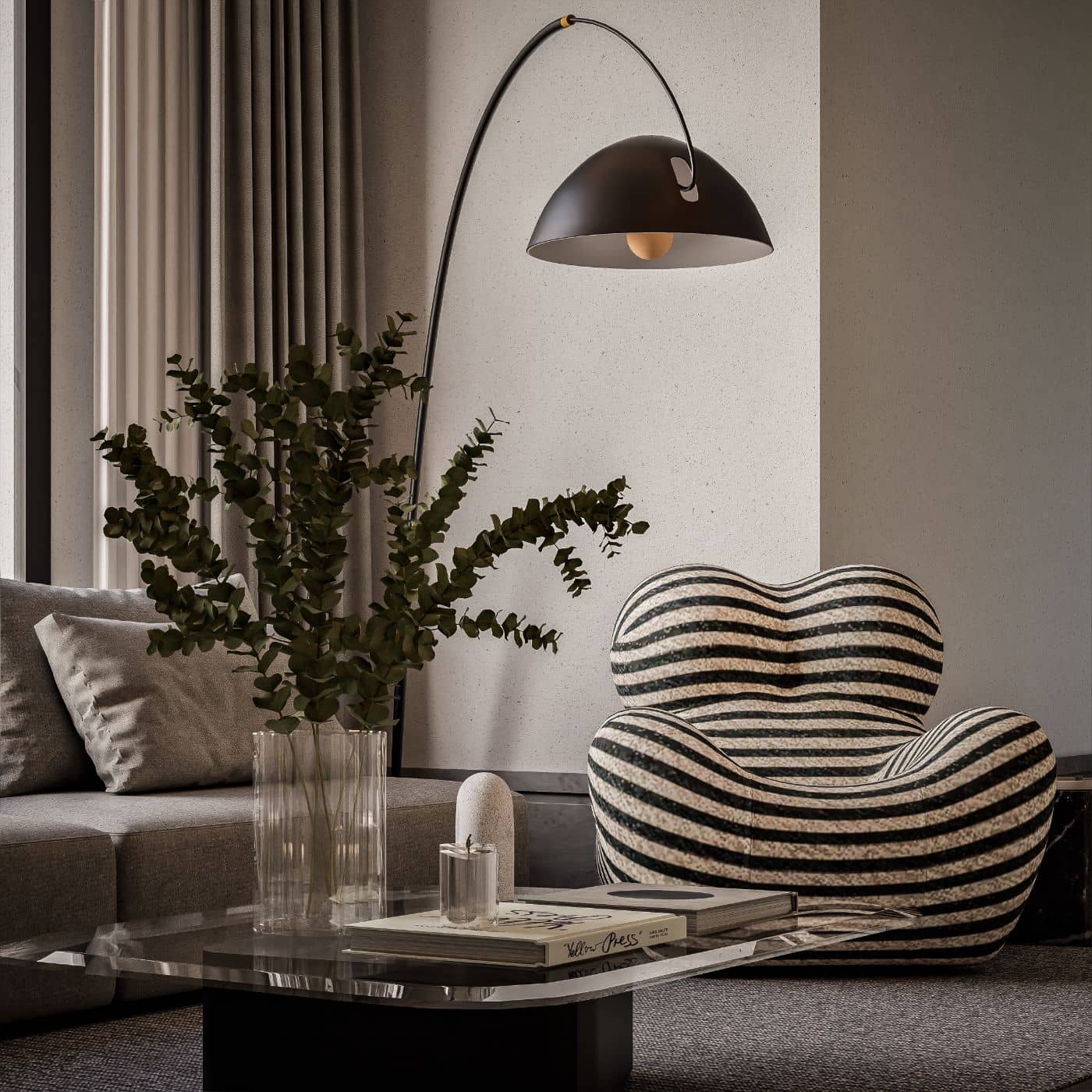 Sala con silla boucle a rayas y lámpara de arco